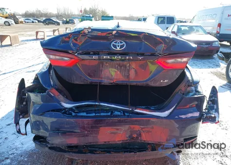 2021 Toyota Camry Le z USA, uszkodzony, nr VIN 4T1C11AK3MU603602